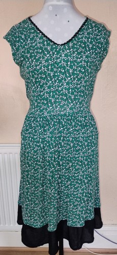 Dickens and jones green floral - and,